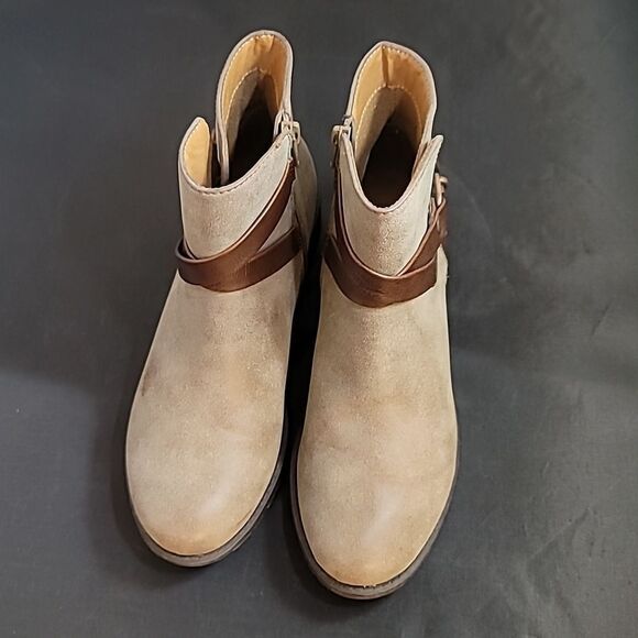 BRAND NEW I LOVE COMFORT VINTAGE ROUND TOE CROSSOVER BUCKLE STRAP ANKLE BOOTIES - Picture 2 of 16